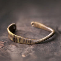 Bracelet manchette ajustable en bronze enveloppé au design simple de KarmaRipple
