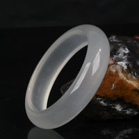 Bracelet jonc authentique en jade doré translucide de KarmaRipple