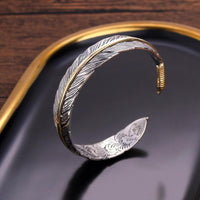 Bracelet manchette sculpté à motif de plumes de KarmaRipple pour la richesse et la fortune