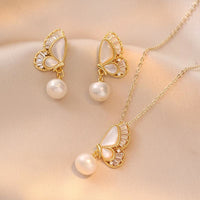 Ensemble de boucles d'oreilles et pendentif en forme de papillon en perles de pierre Tridacna de KarmaRipple