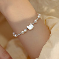 Bracelet d'équilibrage en argent avec tête de chat et pierre Tridacna de KarmaRipple