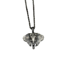 Collier avec pendentif en acier titane et étain représentant un éléphant de KarmaRipple