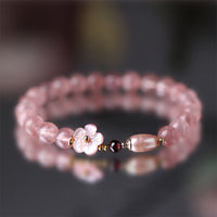 Bracelet d'amour en quartz fraise et fleur de pêcher de KarmaRipple