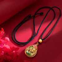 Collier avec pendentif porte-bonheur en bronze, motif fleur de lotus et feuille de poisson koï de KarmaRipple