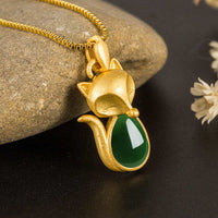Collier avec pendentif en calcédoine verte et motif renard de KarmaRipple