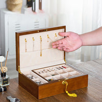 Coffret à bijoux vintage en bois massif à deux niveaux de KarmaRipple