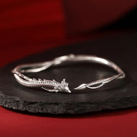 Bracelet manchette en métal Fortune en argent sterling 925 de KarmaRipple, motif Année du Dragon