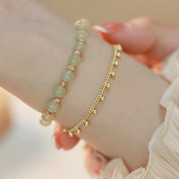 Bracelet de prospérité en perles de jade Hetian plaqué or 14 carats à deux couches de KarmaRipple