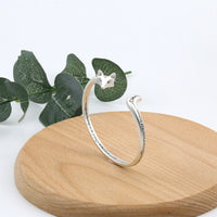 Bracelet manchette en bronze gravé « Jolie Renard » de KarmaRipple