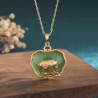 Collier pendentif éléphant en jade authentique de KarmaRipple