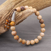 Bracelet de renforcement Om Mani Padme Hum en pierre patinée de KarmaRipple