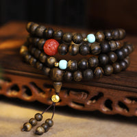 Bracelet de méditation et de paix en bois d'agar, agate rouge et turquoise, 108 perles de Mala de KarmaRipple