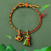 Bracelet talisman Zongzi à boules dorées fait main en corde colorée de KarmaRipple