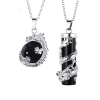 Collier KarmaRipple avec pendentif en forme de dragon, composé de deux boules rondes et de pierres précieuses