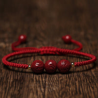 Bracelet tissé fait main en perles de cinabre gravées Om Mani Padme Hum de KarmaRipple