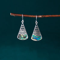 Boucles d'oreilles pendantes en bronze à motif creux en pierre Tridacna de KarmaRipple