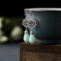 Boucles d'oreilles pendantes en jade et fleur de magnolia de KarmaRipple