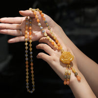 Collier pendentif en jade tibétain doré et soie de KarmaRipple