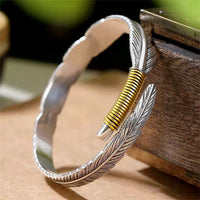 Bracelet manchette gravé à motif de plumes de KarmaRipple
