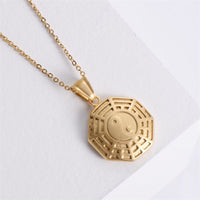 Collier pendentif en acier titane Bagua Yin Yang Balance de KarmaRipple