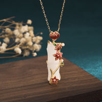 Collier avec pendentif en jade ivoire et bambou, fleurs de lotus et protection de la fortune de KarmaRipple