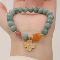 Bracelet de prospérité en jade et trèfle à quatre feuilles de KarmaRipple