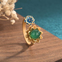Bague ajustable en jade à motif lotus de KarmaRipple