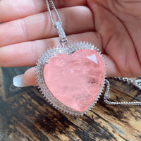 Collier avec pendentif en quartz rose et pierres précieuses Love Heart Relationships de KarmaRipple
