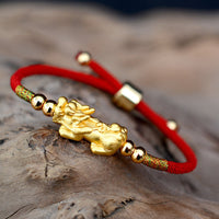 Bracelet PiXiu Fortune en fil rouge plaqué or 24 carats de KarmaRipple