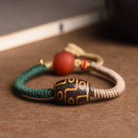 Bracelet de richesse en perles dzi tibétaines à neuf yeux fait main par KarmaRipple