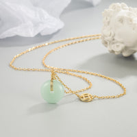 Collier pendentif en bronze avec boucle de paix et symbole d'abondance, symbole de Jade Fu de KarmaRipple