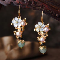 Boucles d'oreilles pendantes en pierre Tridacna plaquée or 14 carats de KarmaRipple, perles en forme de fleur et d'aventurine verte