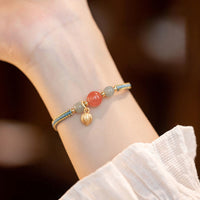 Bracelet en fil d'agate rouge et jade lotus de KarmaRipple, calme et confiance