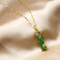 Collier pendentif de protection de la fortune en bambou et jade cyan ivoire de KarmaRipple