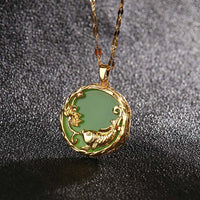 Collier pendentif en jade authentique avec poisson Koi et lotus de KarmaRipple