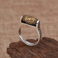 Bague rotative Pureté au design sculpté Om Mani Padme Hum du Tibet de KarmaRipple