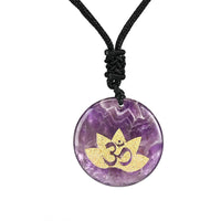 Collier avec pendentif en améthyste et œil de tigre, symbole OM Lotus de KarmaRipple, pierres précieuses variées, équilibrage