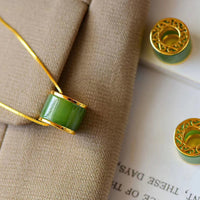 Collier pendentif rond en jade cyan de KarmaRipple