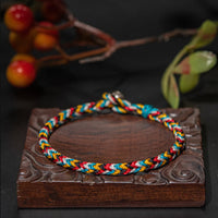 Bracelet tressé de protection en fil de cinq couleurs fait main au Tibet par KarmaRipple