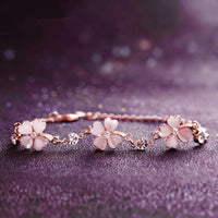 Bracelet chaîne Love en trèfle à quatre feuilles avec pierres précieuses roses de KarmaRipple