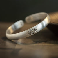 Bracelet d'équilibre de fortune en bronze ivoire avec le Sutra du cœur de la fleur de lotus de KarmaRipple