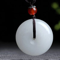 Collier pendentif rond en jade ivoire Hetian de KarmaRipple avec boucle de paix et bénédiction