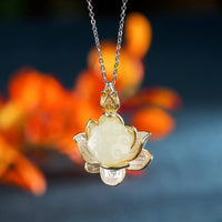 Pendentif Fleur de Lotus en Jade Ivoire de KarmaRipple