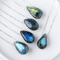 Collier pendentif d'équilibrage en forme de goutte d'eau en labradorite de KarmaRipple