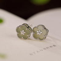 Boucles d'oreilles à tige en argent sterling 925 et jade Hetian, fleur de prunier, de KarmaRipple