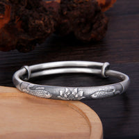 Bracelet jonc en argent sterling 999 avec motif de poisson koï et lotus de KarmaRipple