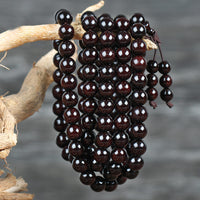 Bracelet de protection à nœuds chinois en bois de santal rouge à petites feuilles et étoile d'or de KarmaRipple