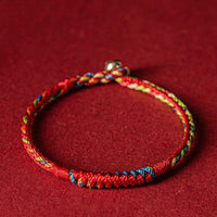 Bracelet de protection en fil de cinq couleurs fait main par KarmaRipple
