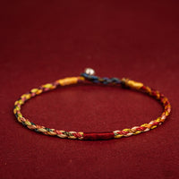 Bracelet porte-bonheur en fil de cinq couleurs fait main par KarmaRipple pour enfant et adulte