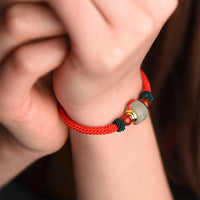 Bracelet tressé porte-bonheur en aventurine verte tibétaine de KarmaRipple